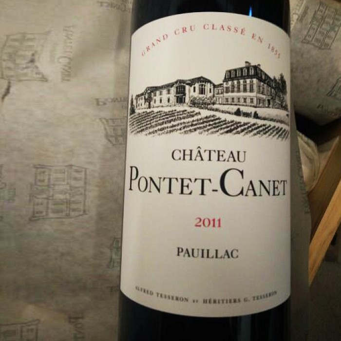 Bordeaux de superbe qualité||| CHF 119 |||Le Château Pontet-Canet 2011 est le vin préféré de notre webmaster. Il dit qu'il vaut absolument le prix, c'est pourquoi nous sommes heureux d'inclure cette exclusivité dans nos suppléments (75 cl bouteille).

Le vin est extrêmement vivante en raison des sols très minéraux de la région. En bouche, le vin est équilibré et profond avec des tanins soyeux. Le vin est très harmonieux et présente un beau jeu entre le fruit, les tanins et la fraîcheur.

Le Château Pontet-Canet est l'un des rares vignobles biologiques et même biodynamiques du Bordelais. Le vignoble s'étend sur 81 hectares autour 
du Château et a entre 40 et 45 ans. Les vignes reposent sur des sols majoritairement graveleux du Quaternaire. Le vin a été élevé en barriques françaises (60% de barriques neuves) pendant environ 16 mois avant d'être mis en bouteille.

POUR LES COMMANDES LIVRÉES PAR FLEUROP, CET ENCART EST AUTOMATIQUEMENT MASQUÉ DANS LE BON DE COMMANDE. ||| 1012