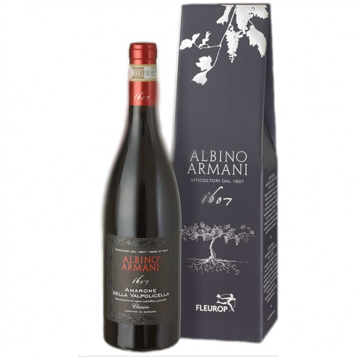 Amarone||| CHF 63 |||Vin rouge Amarone della Valpolicella Classico DOCG (75 cl) par Albino Armani. L'Amarone vient de la région montagneuse et vallonnée de Valpolicella et possède une gamme extraordinaire d'arômes qui lui permettent de faire partie des grands vins rouges d'Italie. Sa particularité est qu'il est produit avec des raisins secs. Ce vin rouge est produit à Marano par la famille Armani qui a plus de 400 ans d'expérience dans la culture et la production de vins. Amarone impressionne par sa couleur rouge rubis intense et ses arômes allant des fruits rouges mûrs aux épices. Il est enveloppant au palais et d'une excellente structure: une expérience inoubliable pour les sens. Ce vin se marie parfaitement avec les mets copieux. Il se déguste aussi très bien avec des viandes rouges, des viandes séchées ou des fromages affinés. 15,5 % vol; végétalien. ||| 1031